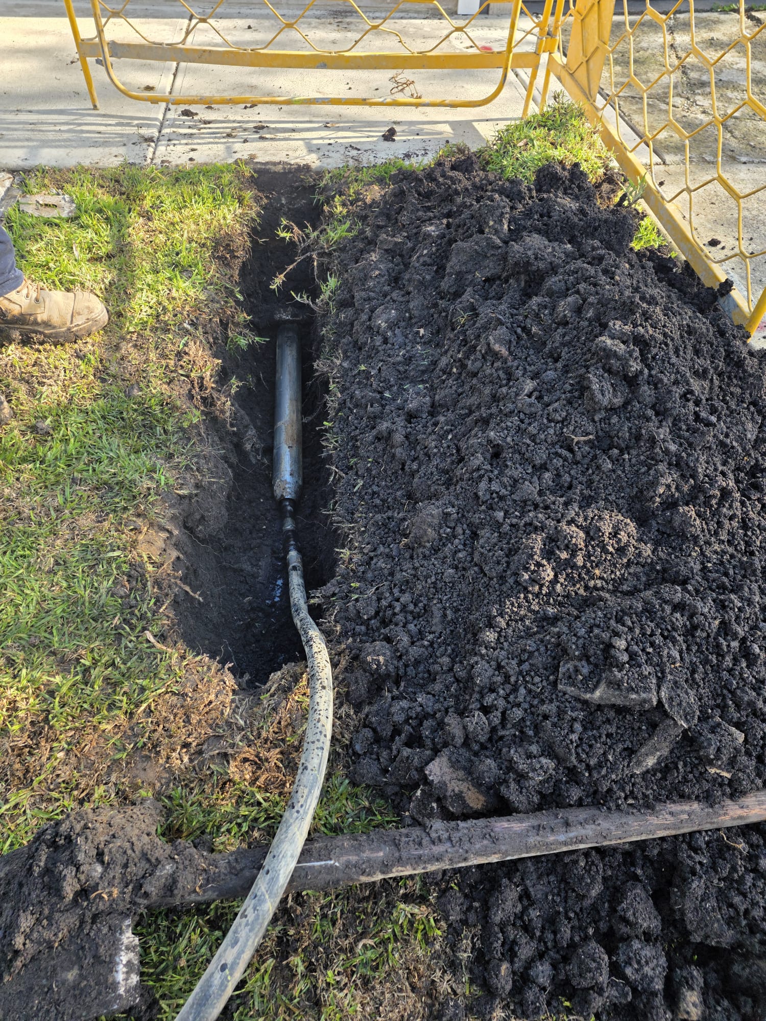 Trenchless digging — cable pull-through in a minimal access trench